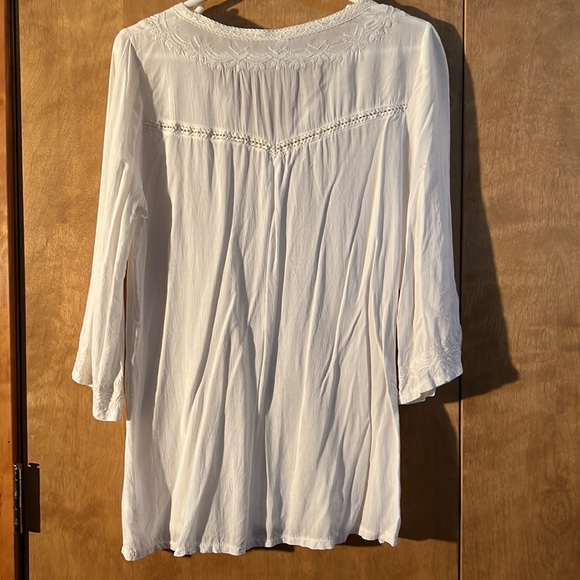 White Embroidery quarter sleeve flowy top - Picture 5 of 5